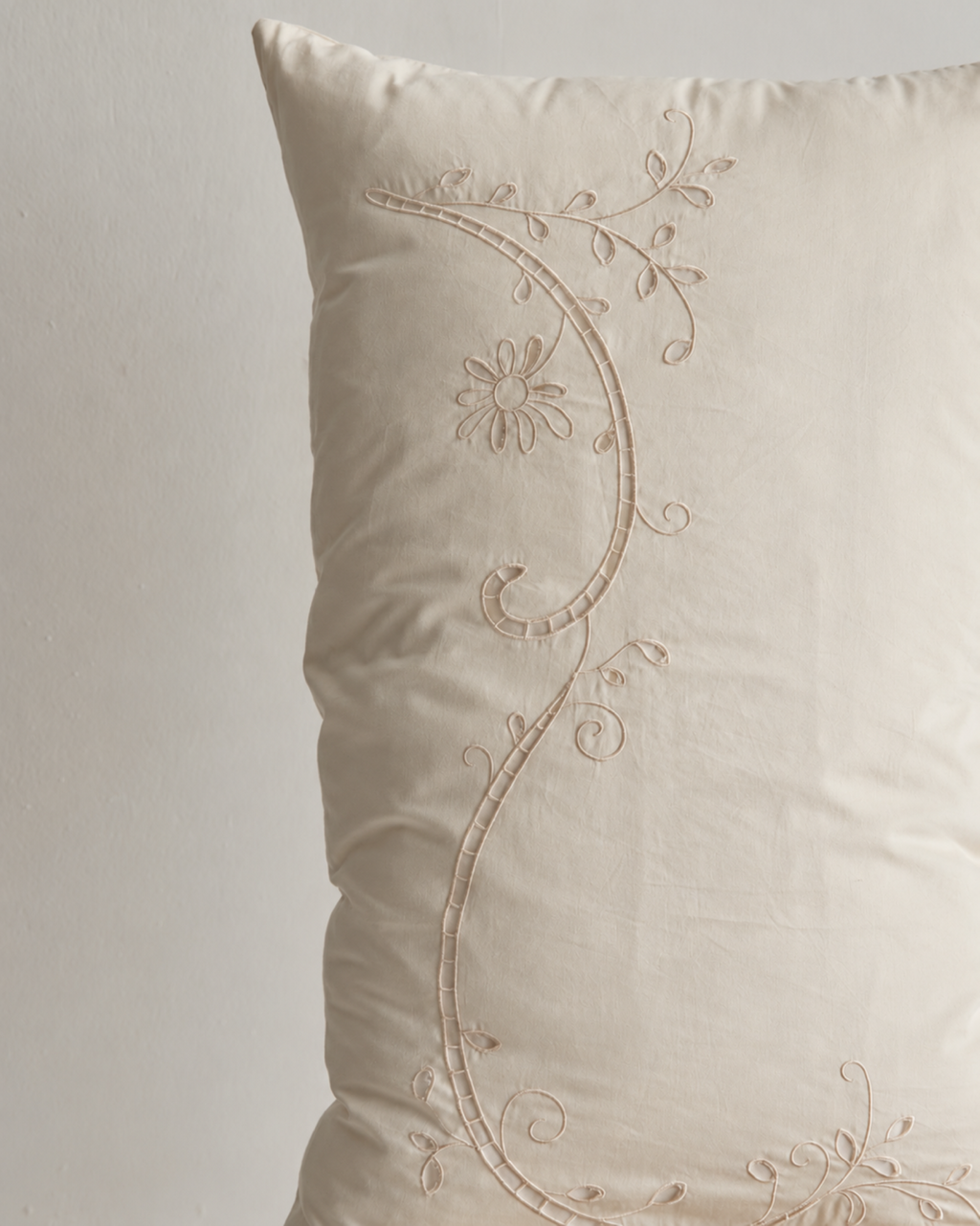 Luzia Embroidered Set